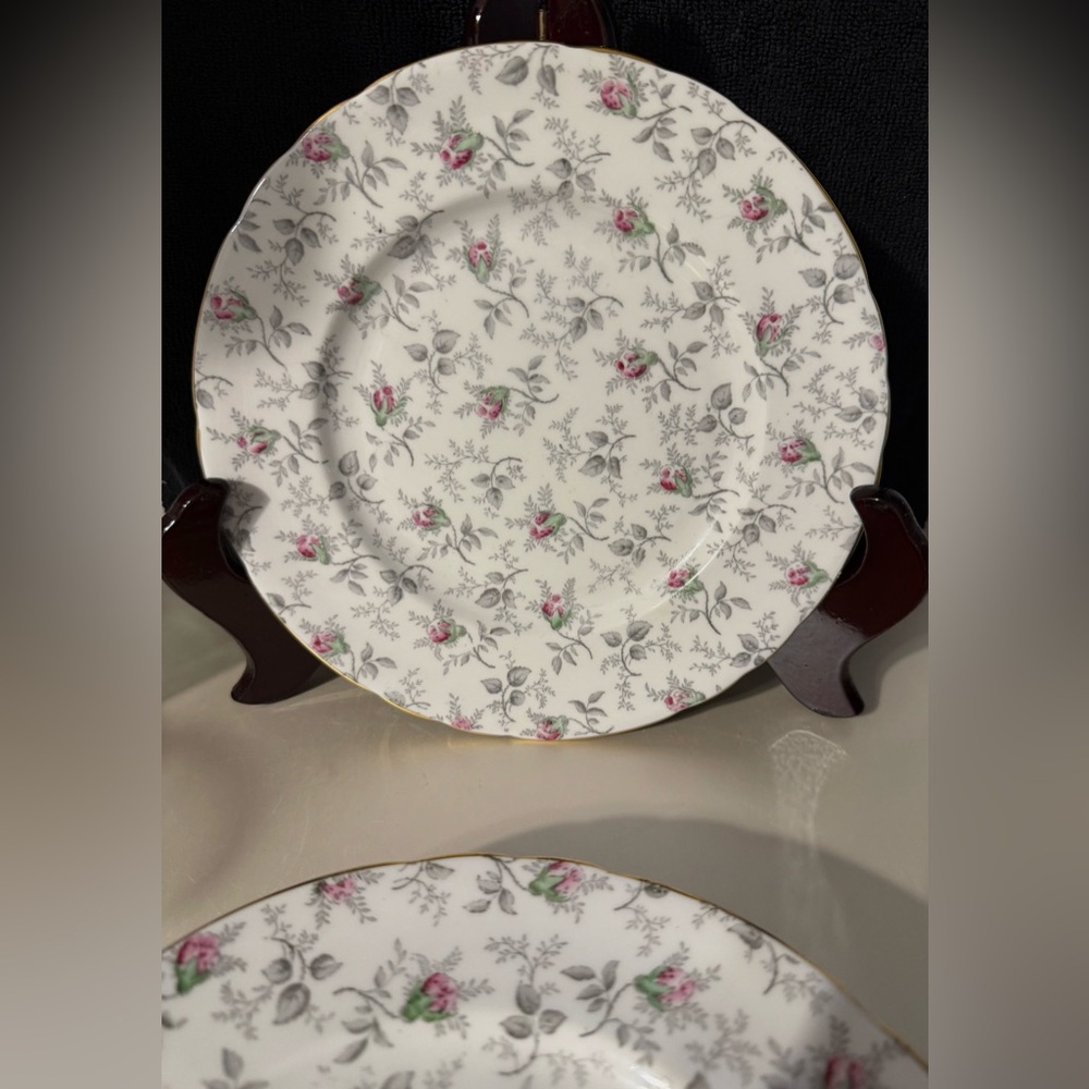 5 Royal Tuscan “Rosalie” salad / dessert plates with gold rim. Circa 1950s. 8”